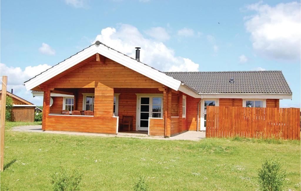 una casa de madera con una valla delante en Nice Home In Sydals With Wifi, en Skovby