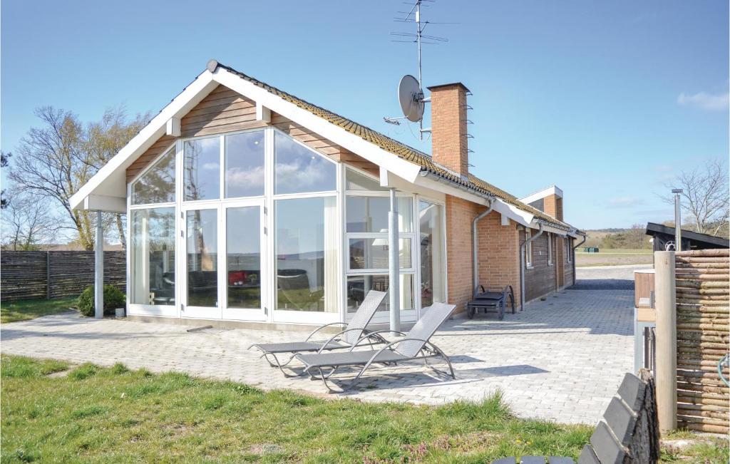 FemmøllerにあるAwesome Home In Ebeltoft With 3 Bedrooms, Sauna And Wifiの家(ラウンジチェア2脚付)