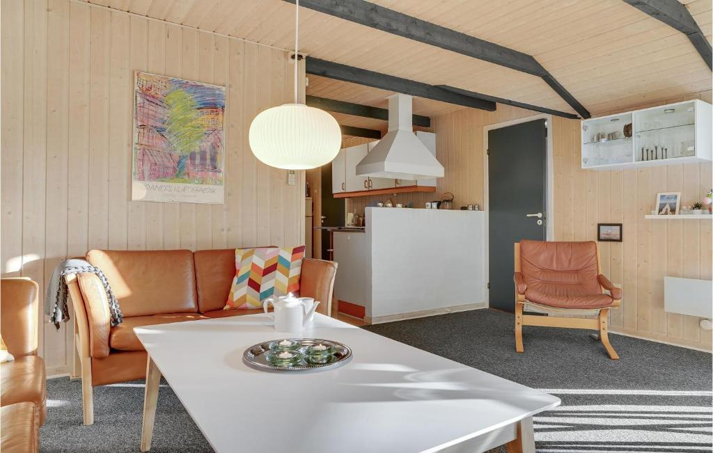 Posezení v ubytování Three-Bedroom Holiday Home In Hemmet