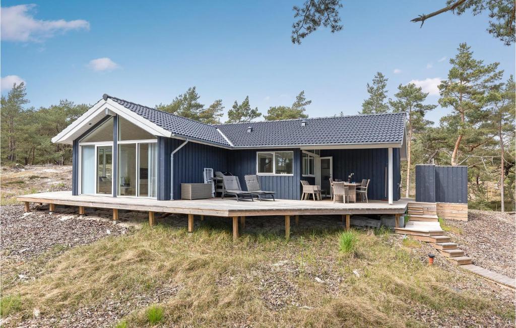 Vester SømarkenにあるBeautiful Home In Nex With 3 Bedrooms, Sauna And Wifiの青い小さな家 ウッドデッキ