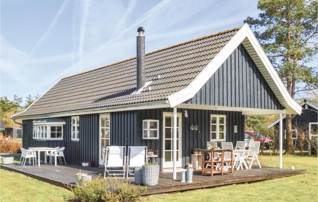 una casa negra con techo de gambrel en Amazing Home In Vggerlse With 2 Bedrooms And Internet, en Bøtø By