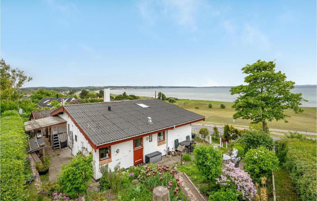Vue aérienne d'une maison avec l'océan en arrière-plan dans l'établissement Gorgeous Home In Ebeltoft With Wifi, à Ebeltoft