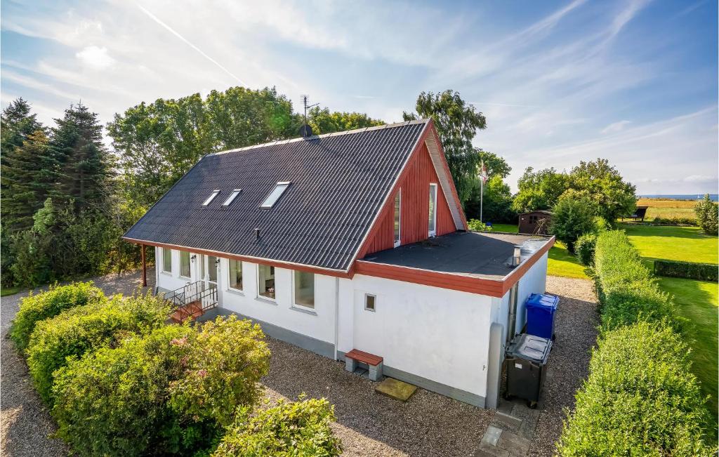 una vista aérea de una casa roja y blanca en Cozy Home In Sydals With Wifi en Kegnæshøj