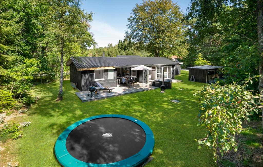 una casita en medio de un patio en Stunning Home In Ebeltoft With Kitchen, en Øksenmølle