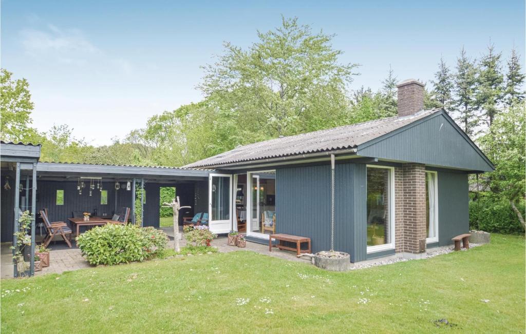 una casa con patio y patio en Stunning Home In Fars With Wifi en Hvalpsund