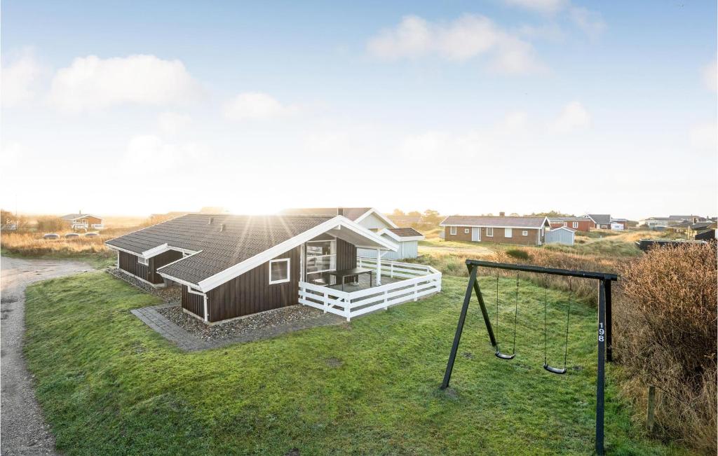 una casa con un cortile con un'altalena di Holiday Home Lakolk Ic Denmark a Bolilmark