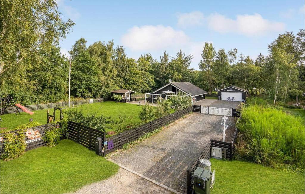 una vista aérea de un jardín con una casa en Pet Friendly Home In rsted With Kitchen, en Ørsted
