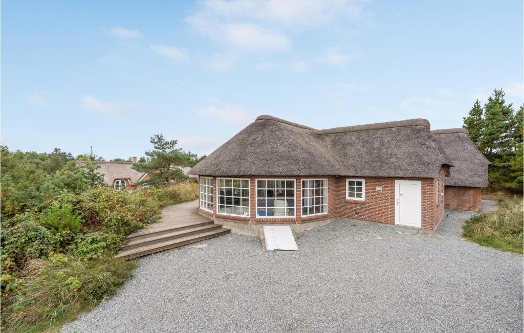 ロモ・キルケビーにあるStunning Home In Rømø With Kitchenの茅葺き屋根の大きなレンガ造りの家