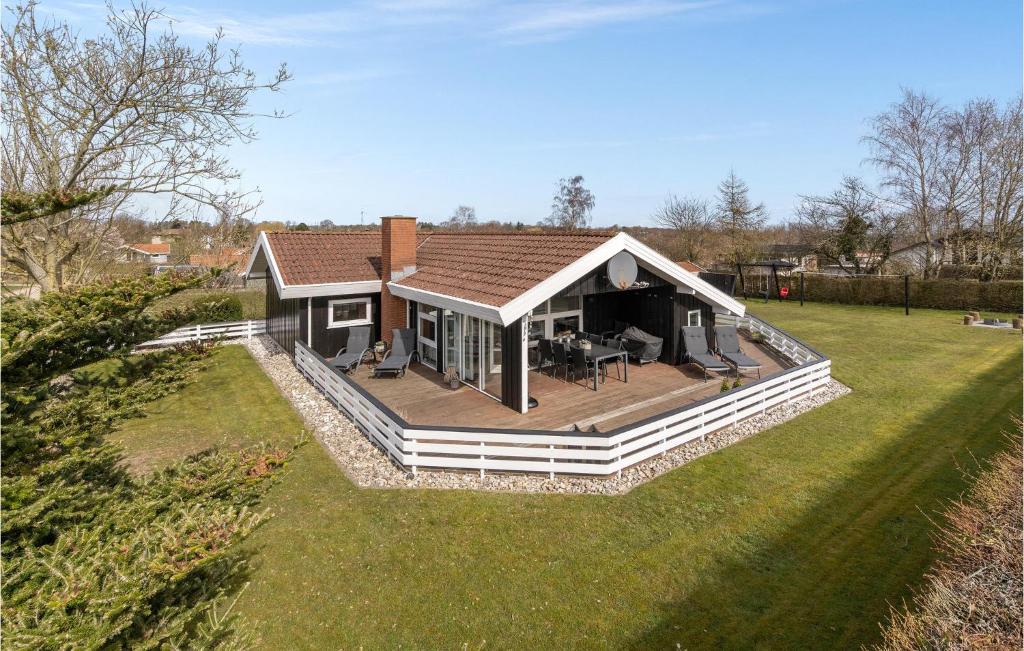 een huis met een groot terras in een tuin bij Beautiful Home In Hejls With Kitchen in Hejls