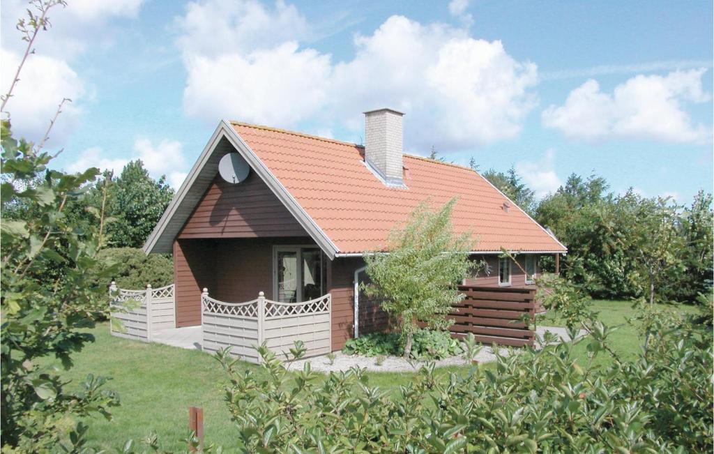 ein kleines Haus mit rotem Dach in der Unterkunft Holiday Home Støvlen in Hemmet