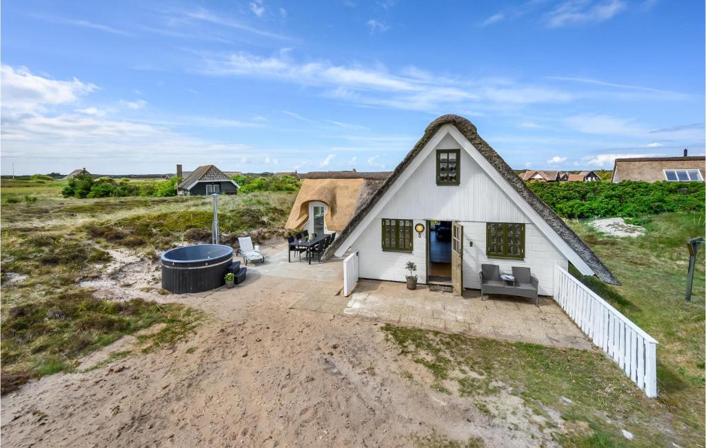 Bjerregårdにある3 Bedroom Gorgeous Home In Hvide Sandeの茅葺き屋根の家像