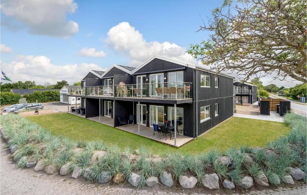 uma grande casa preta com muitas janelas em Gorgeous Apartment In Slagelse With Kitchen em Slagelse