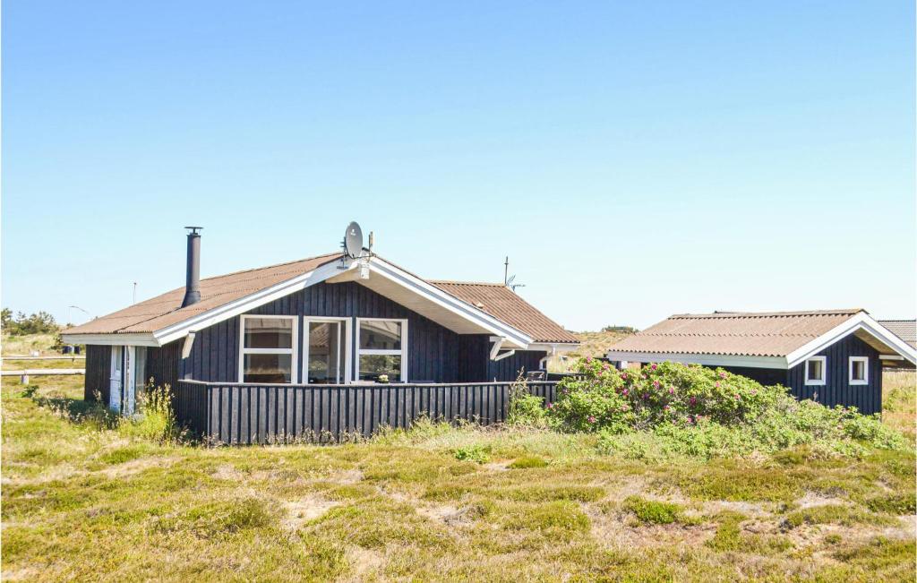 BjerregårdにあるLovely Home In Hvide Sande With House A Panoramic Viewの青い家
