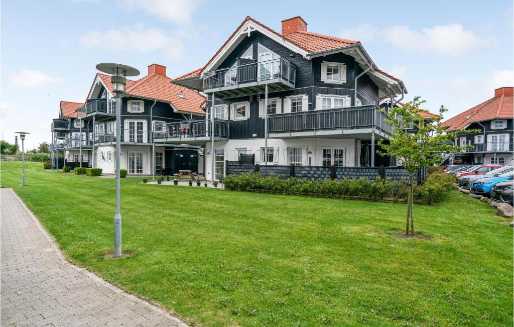 ボーゲンセにあるAmazing Apartment In Bogense With 3 Bedrooms, Sauna And Wifiの庭付きの大きな白黒住宅