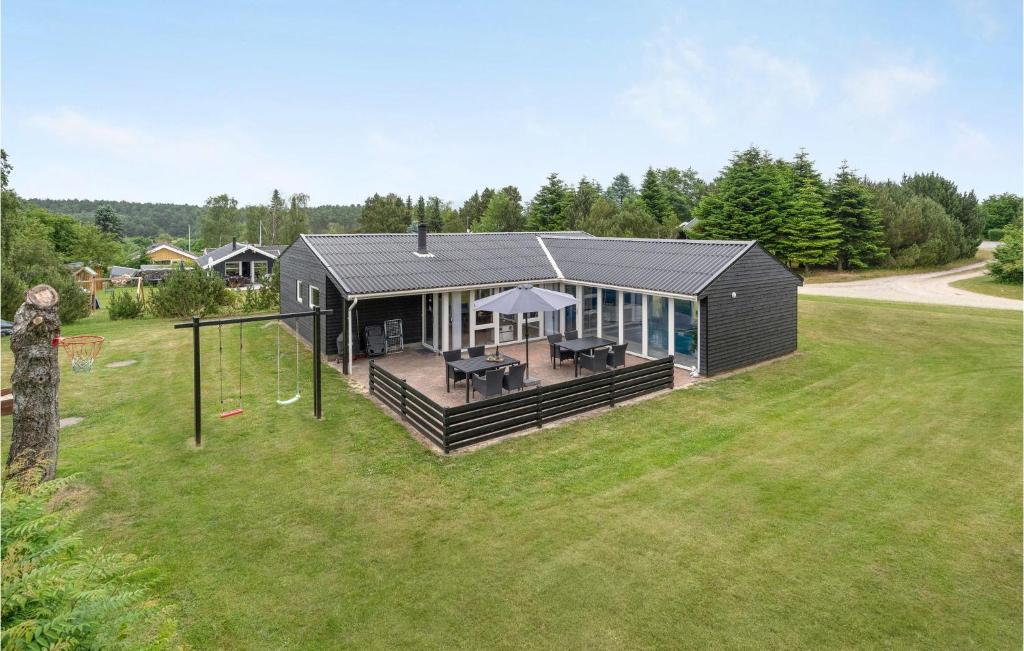 - une vue aérienne sur une maison avec une aire de jeux dans l'établissement Stunning Home In Ebeltoft With Kitchen, à Ebeltoft