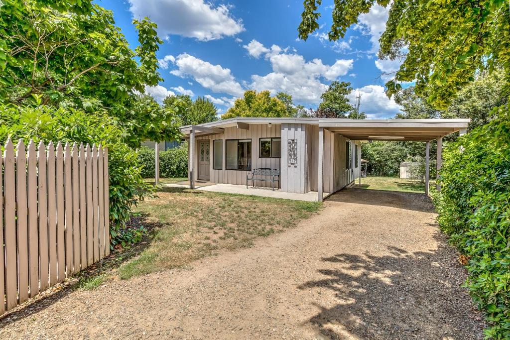 Pine View Cottage, Bright (updated prices 2024)