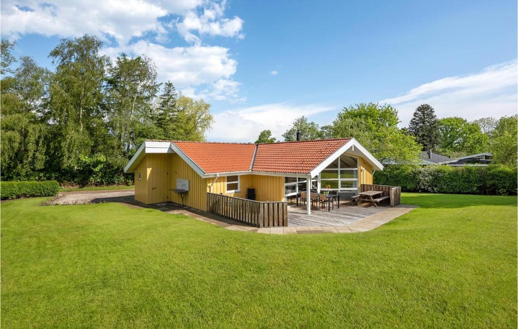 Asserballeskovにある4 Bedroom Stunning Home In Augustenborgの小さな黄色の家(パティオ、庭付)