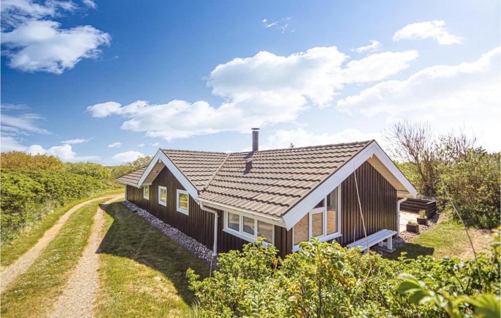 a small house in the middle of a field at 3 Bedroom Stunning Home In Rm in Bolilmark