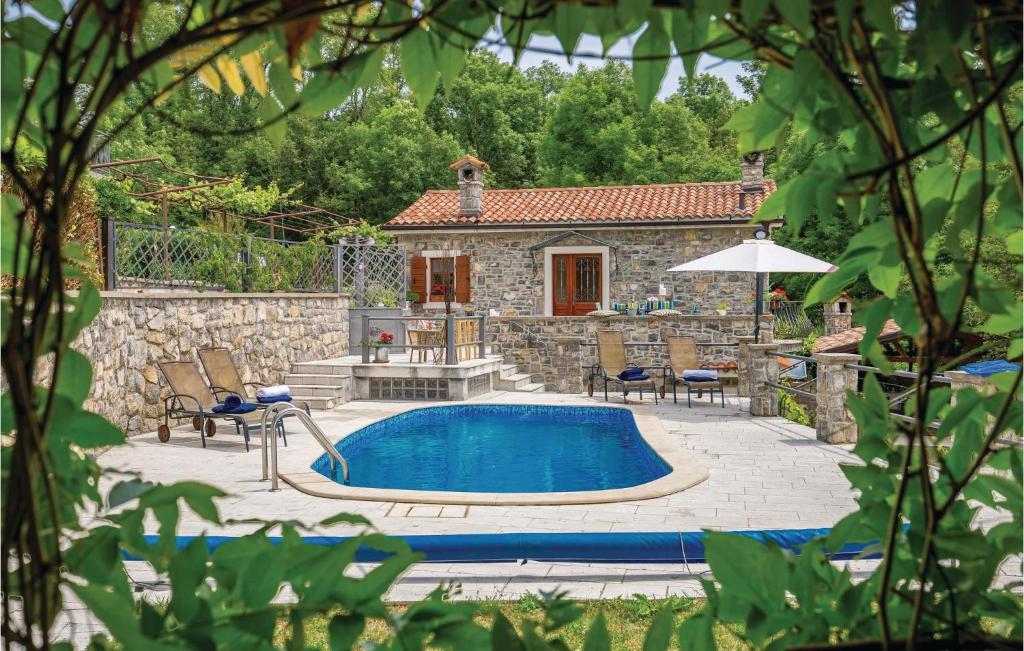 una piscina in un cortile con una casa di 2 Bedroom Gorgeous Home In Poljane a Ružići