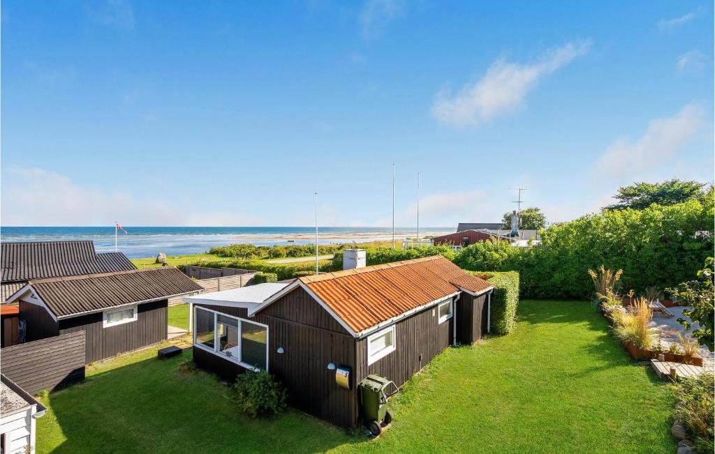 una vista aérea de una casa con el océano en el fondo en 2 Bedroom Beautiful Home In Allingbro, en Allingåbro