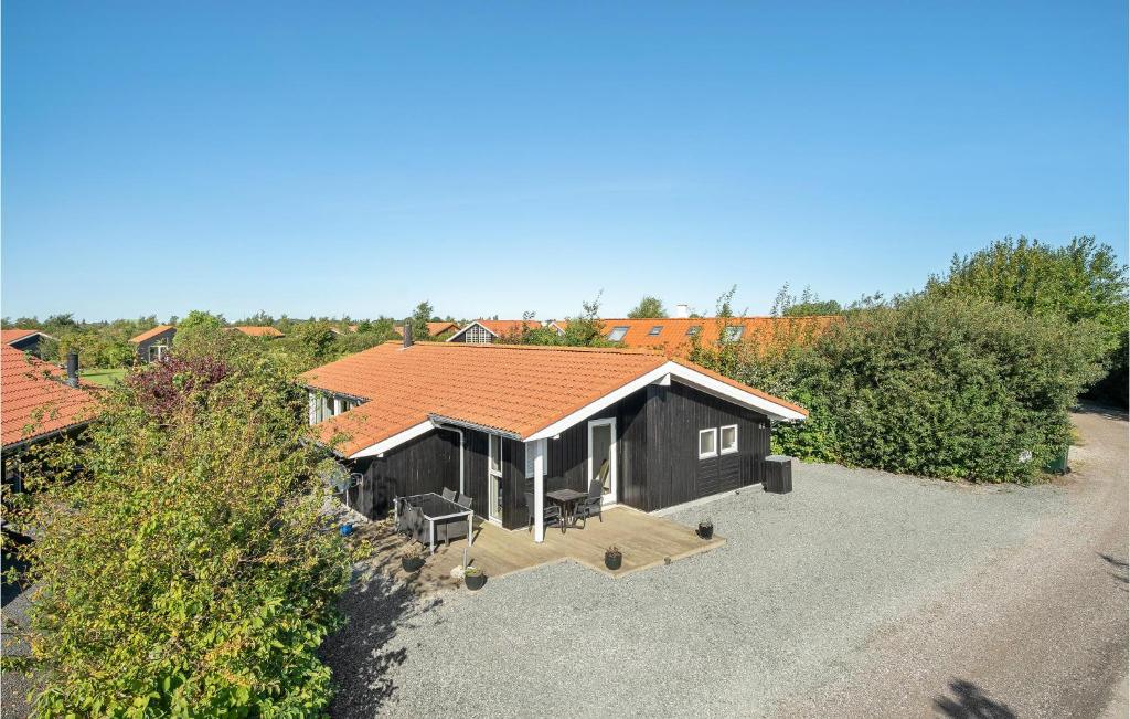 una vista sul soffitto di una casa nera con tetto di 3 Bedroom Amazing Home In Vggerlse a Bøtø By