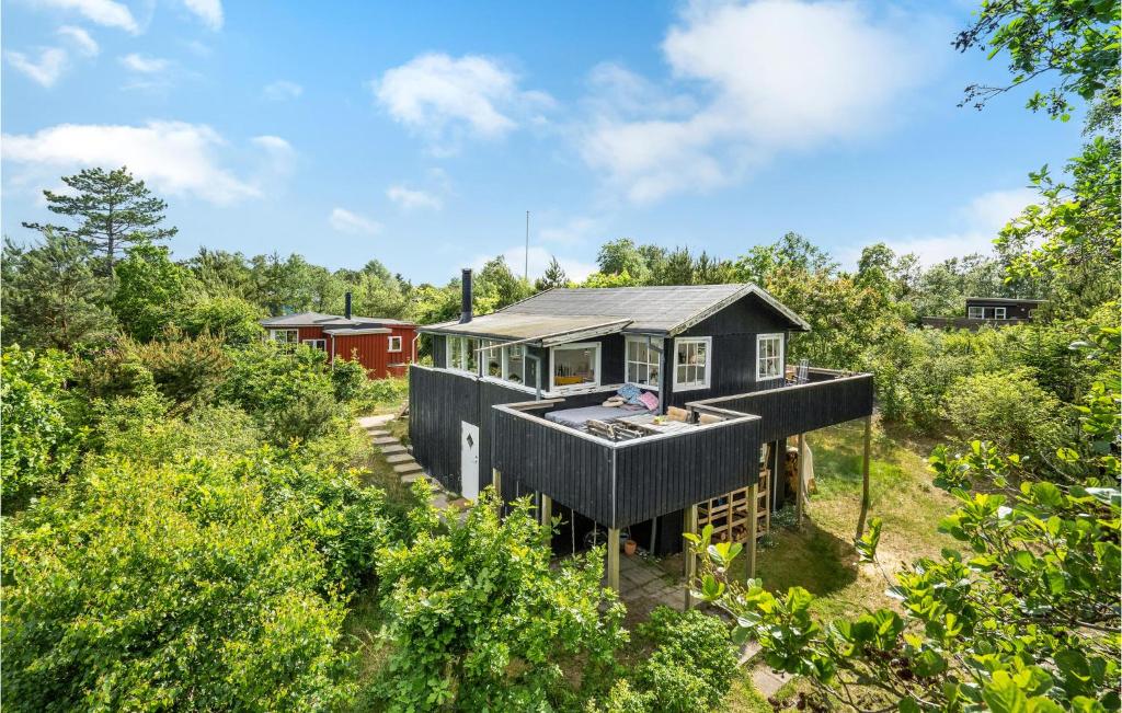 uma vista aérea de uma casa na floresta em 3 Bedroom Stunning Home In Grenaa em Grenå