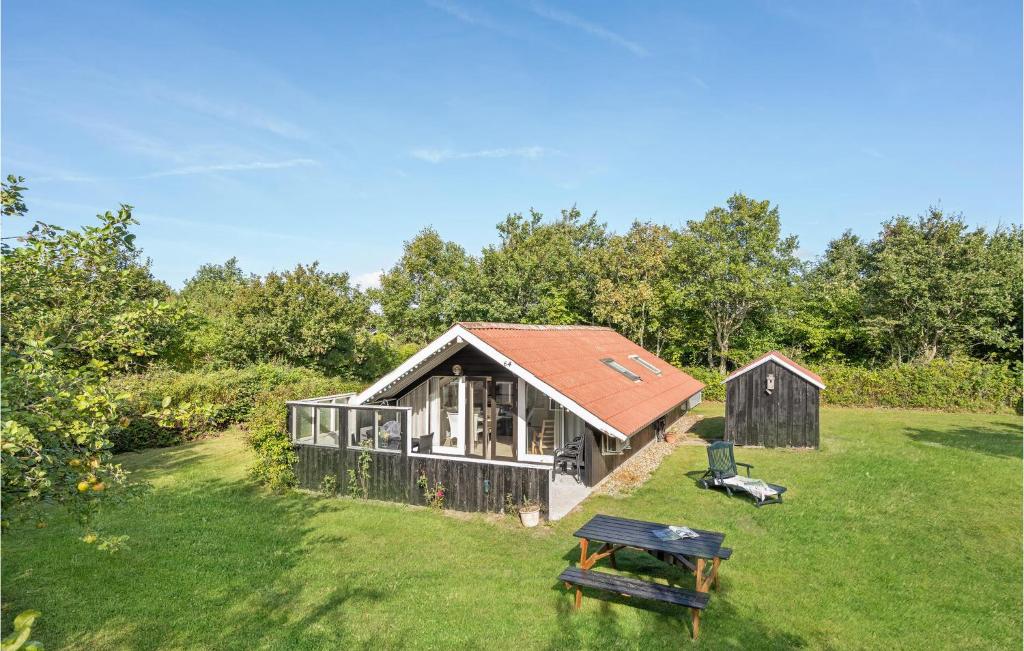 una pequeña casa en medio de un campo en 2 Bedroom Lovely Home In Skjern, en Halby
