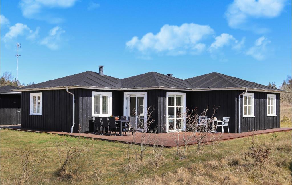 Ejstrup的住宿－Gorgeous Home In Ejstrupholm With Wifi，黑色组合式房屋 - 带天井