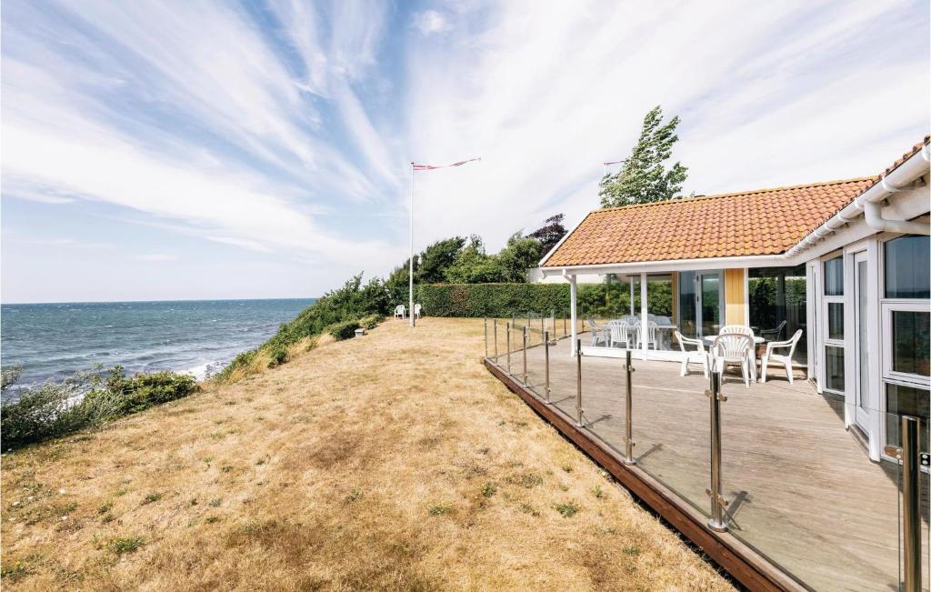 una casa con terrazza accanto all'oceano di 4 Bedroom Awesome Home In Rnne a Rønne