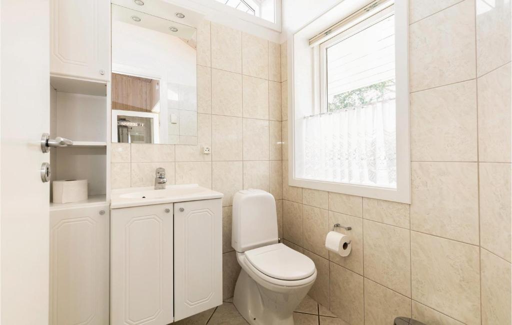 Koupelna v ubytování Four-Bedroom Holiday Home In Ronne