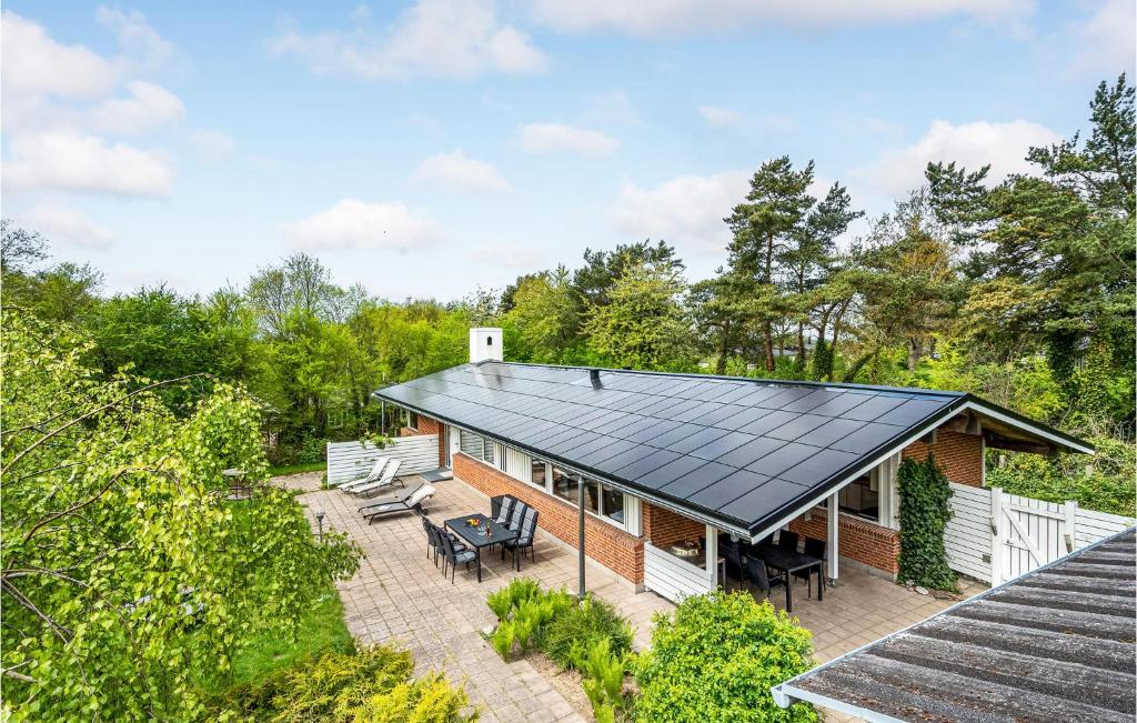 uma vista superior de uma casa com telhado solar em 5 Bedroom Stunning Home In Gilleleje em Gilleleje