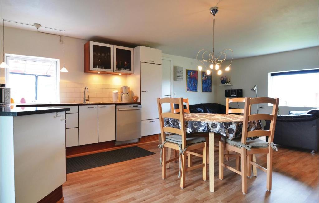 een keuken en eetkamer met een tafel en stoelen bij Gorgeous Home In Fan With Kitchen in Fanø
