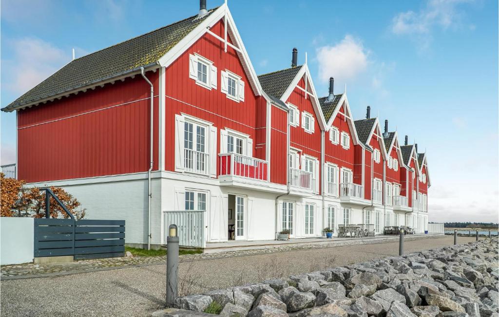 una fila de casas rojas y blancas en una calle en Stunning Apartment In Nykbing Sj With 2 Bedrooms, Sauna And Wifi, en Nykøbing Sjælland