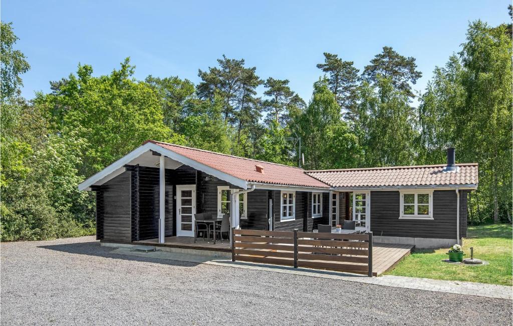 Vester SømarkenにあるNice Home In Aakirkeby With 3 Bedrooms, Sauna And Wifiの小さな黒い小屋(ポーチ付)