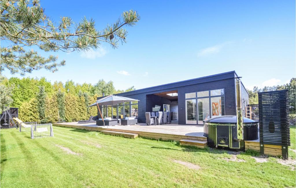 Casa moderna con exterior negro en Amazing Home In Vggerlse With Wifi, en Bøtø By