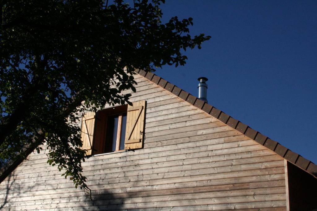 una ventana abierta en el lateral de una casa en Gite Bannost, en Bannost