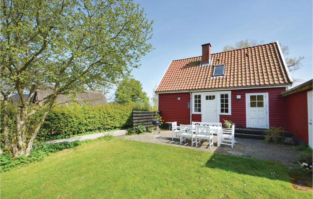 ハザスレウにあるAmazing Home In Haderslev With House Sea Viewの赤い家