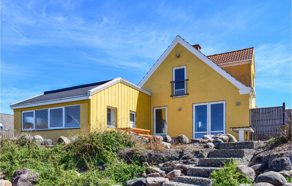 BagenkopにあるBeautiful Home In Bagenkop With 3 Bedrooms, Sauna And Wifiの黄色の家