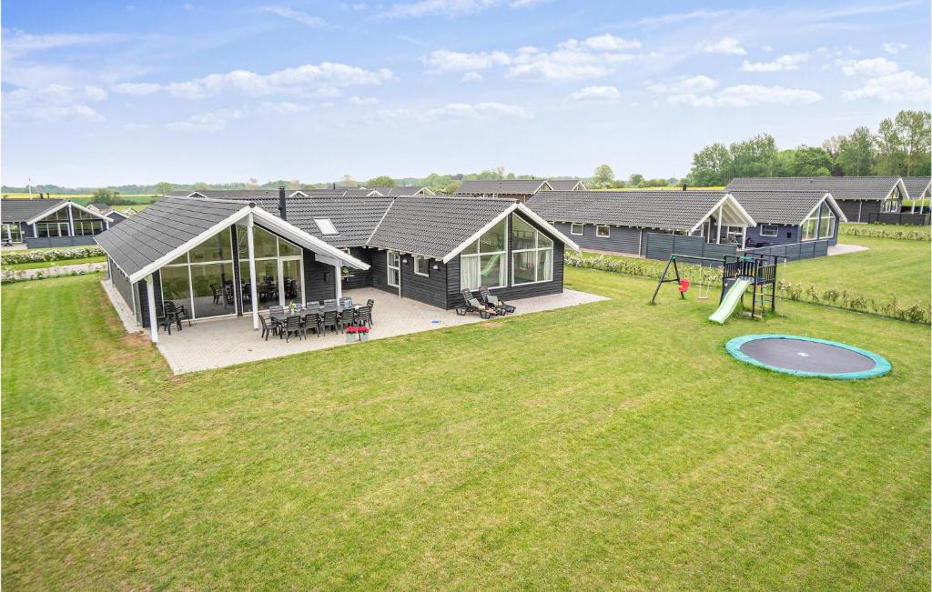 eine Luftansicht eines Hauses mit Spielplatz in der Unterkunft Lovely Home In Bogense With Kitchen in Skåstrup