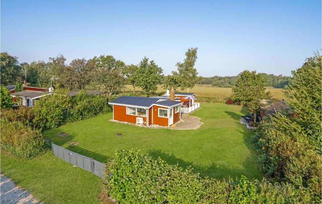 una vista aérea de una casita en un campo en Stunning Home In rsted With Kitchen, en Ørsted