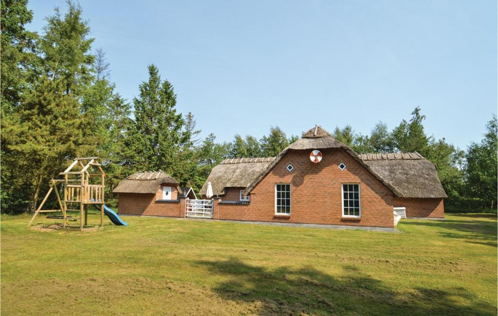 Детская игровая зона в Stunning Home In Væggerløse With Sauna