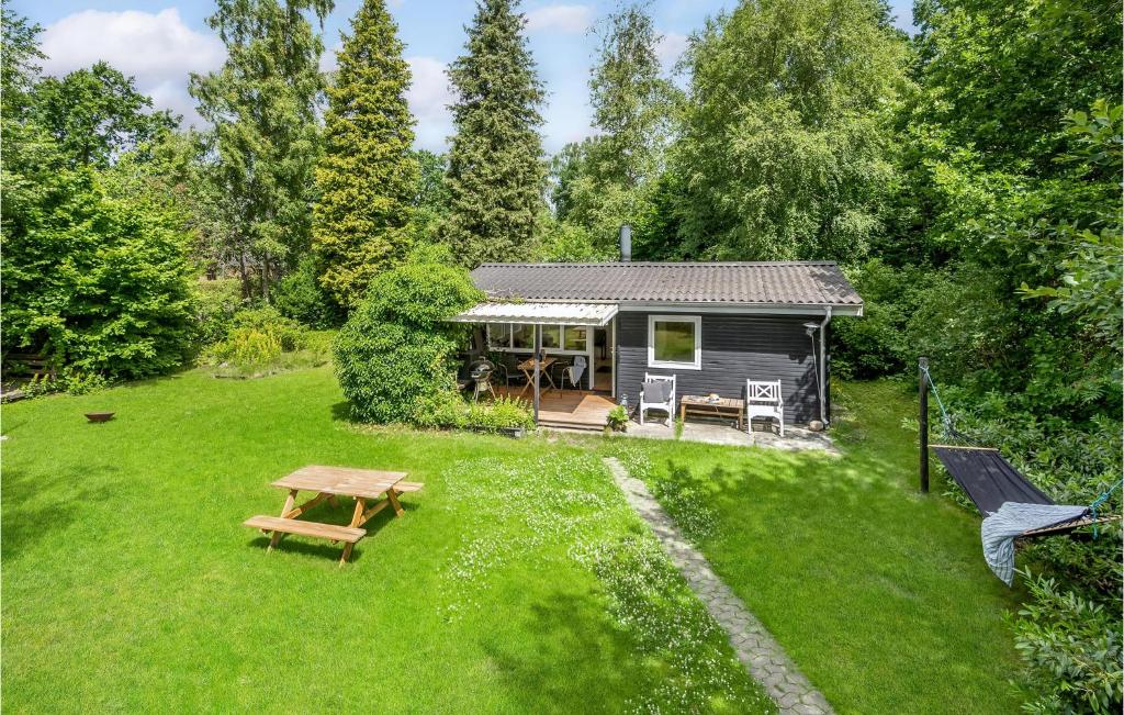 una piccola cabina in un cortile con tavolo da picnic di Beautiful Home In Eg With Wifi a Egå