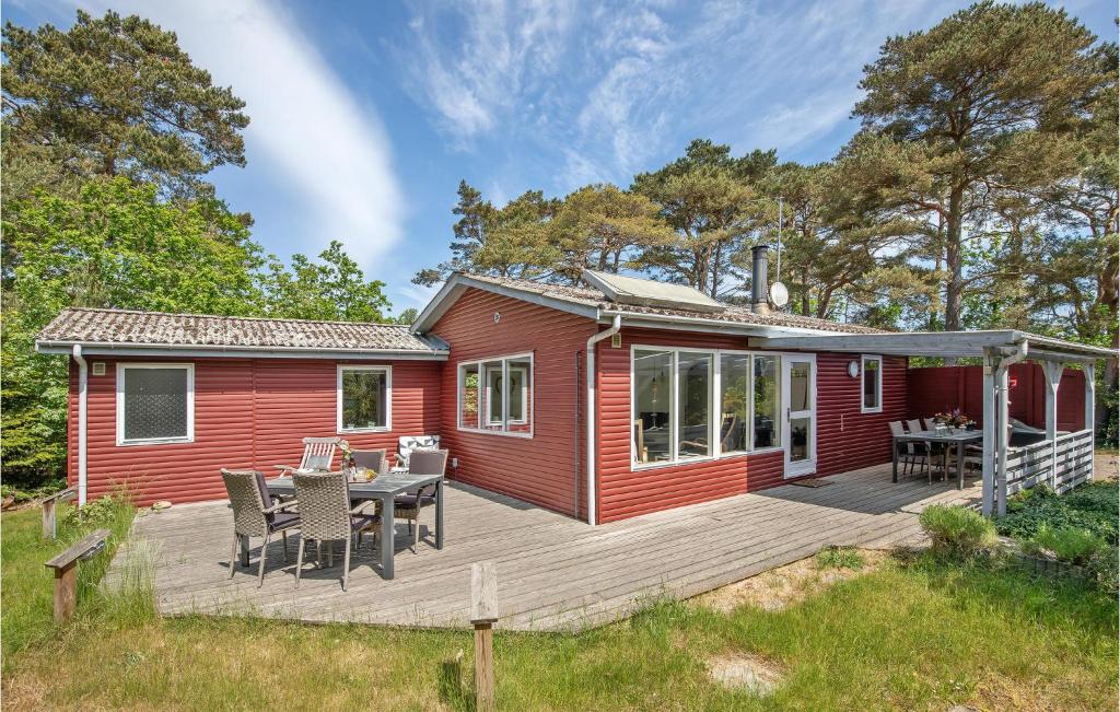 SnogebækにあるNice Home In Nex With 3 Bedrooms And Wifiの赤小屋 木製デッキ
