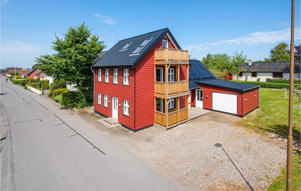 una casa roja con un solárium encima en Stunning Apartment In Bagenkop With Kitchen, en Bagenkop