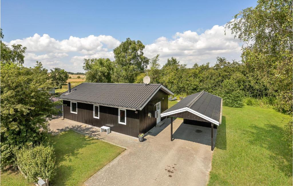 una vista aérea de una casa pequeña con garaje en Amazing Home In Haderslev With Wifi, en Diernæs