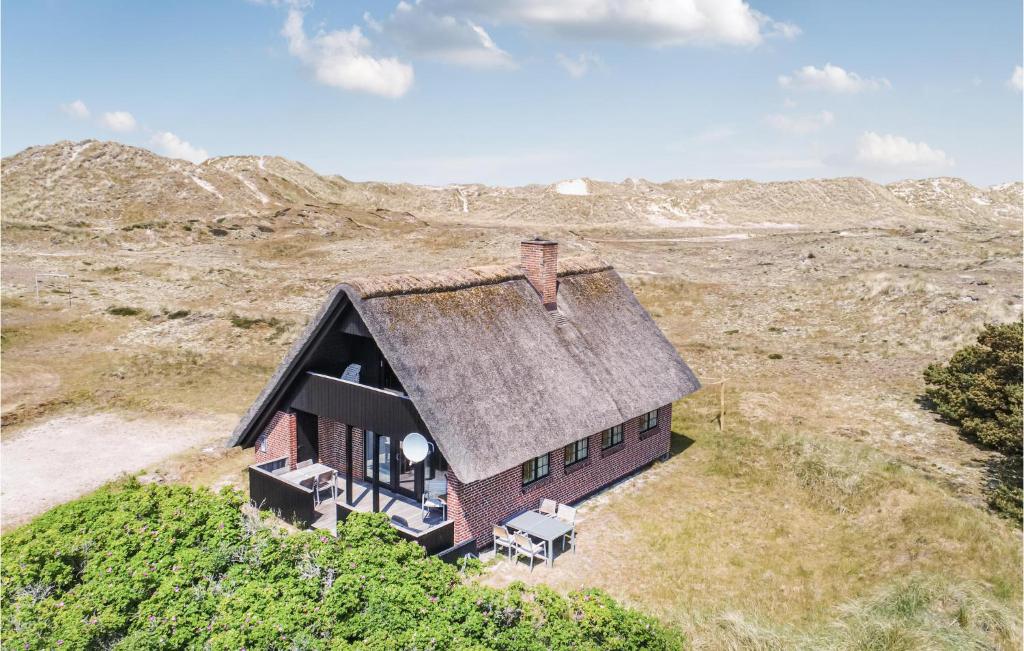 SønderhoにあるBeautiful Home In Fan With 3 Bedrooms And Wifiの丘の上の家屋