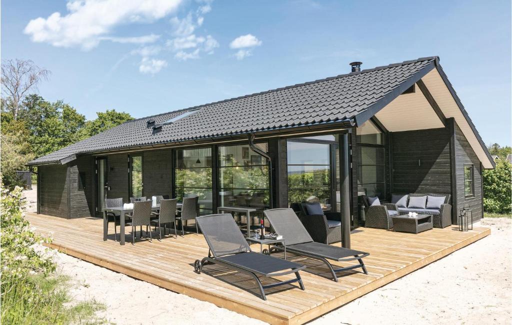 Fotografie z fotogalerie ubytování Three-Bedroom Holiday Home In Nexo v destinaci Neksø