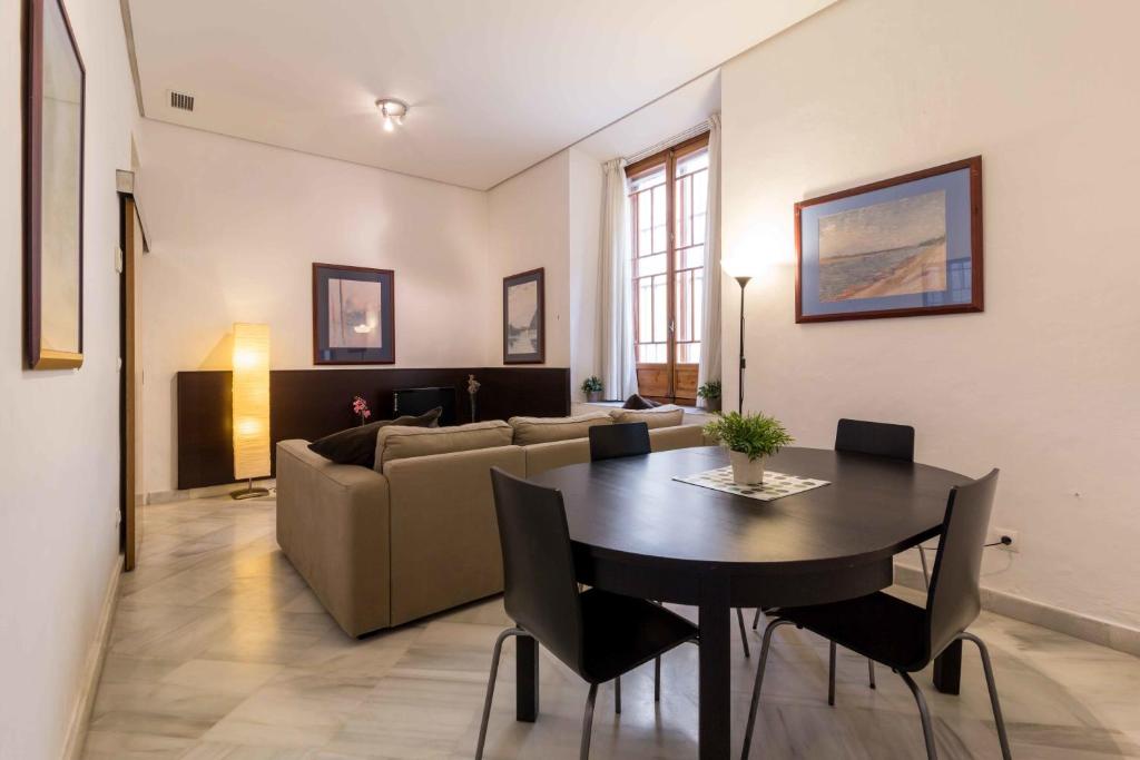 La Casa del Conde de Gelves Apartments - Apartment With A Single And Double Bedroom