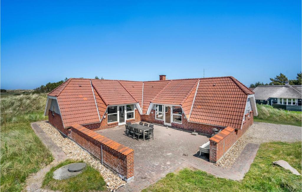 an overhead view of a house with a red roof at Awesome Home In Blvand With 4 Bedrooms, Wifi And Indoor Swimming Pool in Blåvand