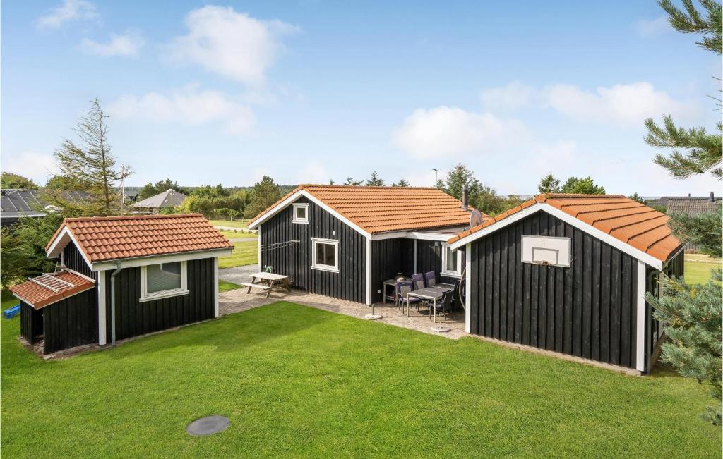 un grupo de tres cabañas en un patio en Stunning Home In Lgstr With Wifi, en Løgstør